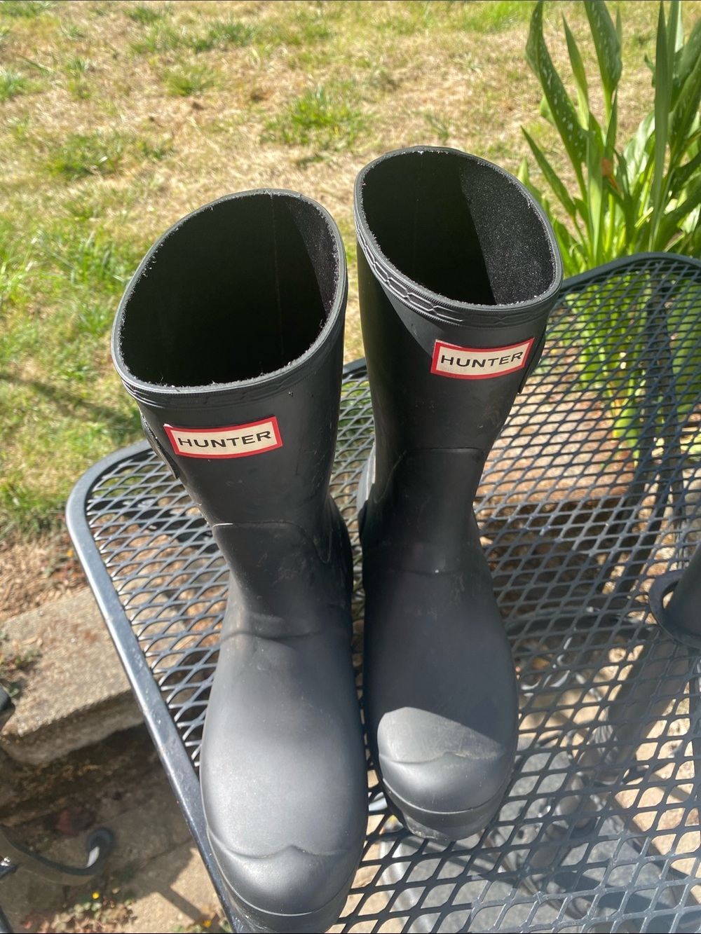 Preowned women’s Hunter mid rise rain boots 7 good